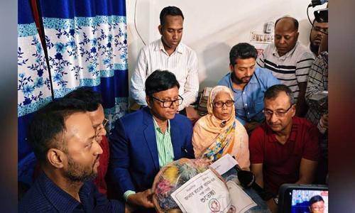 ধানের শীষে ভোট দিতে চাওয়া অসুস্থ বৃদ্ধার পাশে প্রধানমন্ত্রী তারেক রহমান